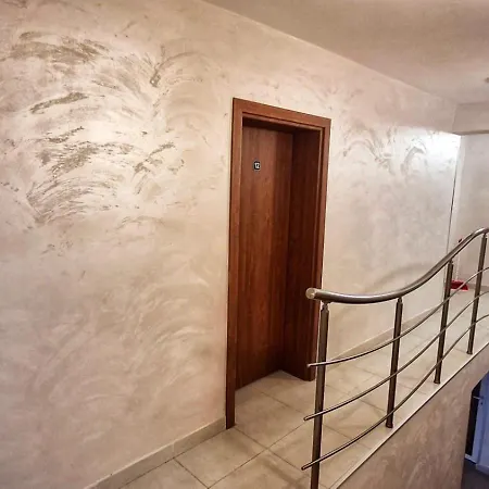 Hotel & Restaurant *