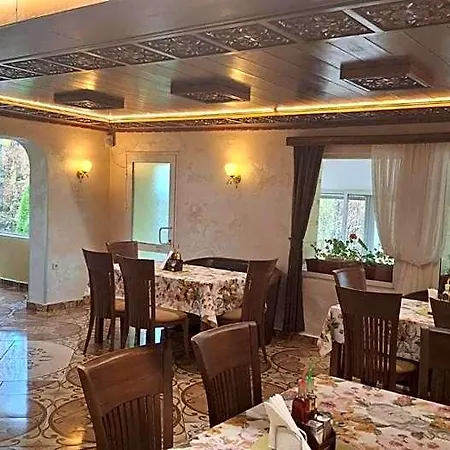 & Restaurant فندق *