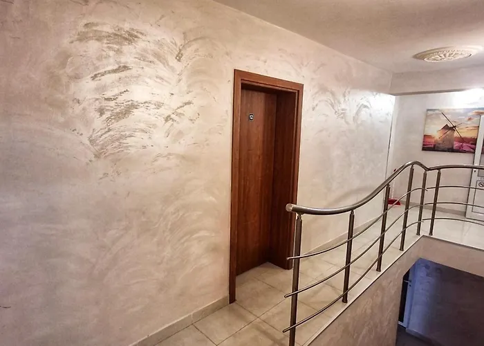 Hotel & Restaurant *